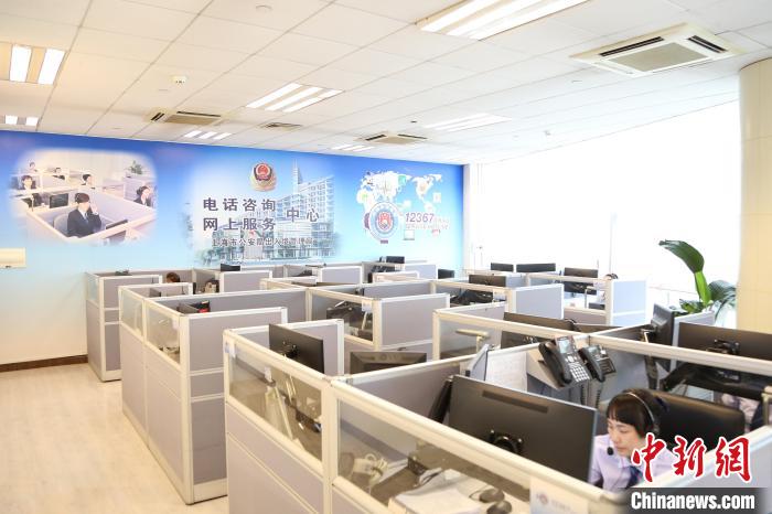 警方表示，自2023年1月9日至5月31日，上海出入境12367服務(wù)平臺(tái)還累計(jì)接處來電超15萬通。　上海市公安局供圖