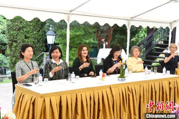 圖為嘉賓品味烏龍茶。　柏林中國文化中心供圖。