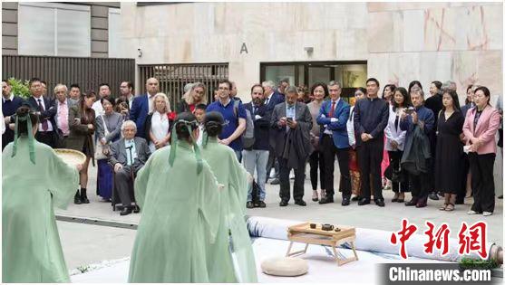 嘉賓觀看茶舞表演?！⌒抨柺形麄鞑抗﹫D