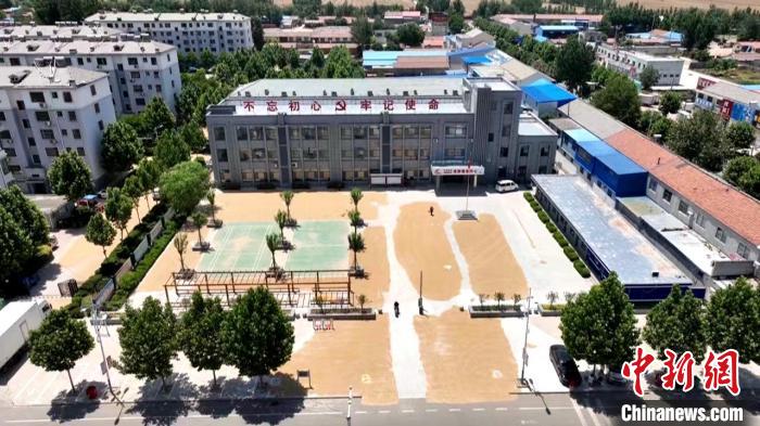 德州陵城區(qū)開放1297處鎮(zhèn)村公共場(chǎng)地，緩解農(nóng)民曬糧難題。　陵城區(qū)委宣傳部供圖