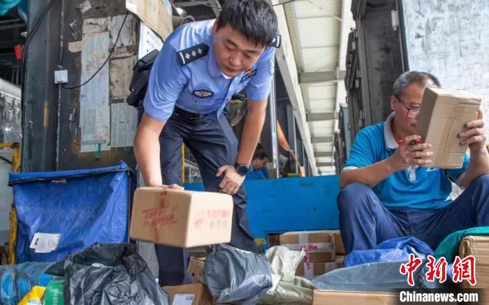 肥東縣公安局針對劇毒化學(xué)品和易制爆危險(xiǎn)化學(xué)品生產(chǎn)企業(yè)開展安全檢查工作?！『戏示焦﹫D