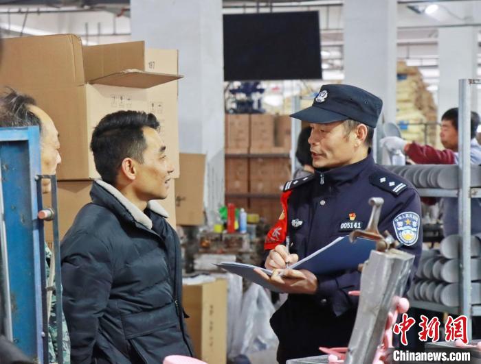 3月30日，大興派出所民警來到轄區(qū)中小企業(yè)，開展“為民為企為項(xiàng)目”走訪活動?！『戏示焦﹫D