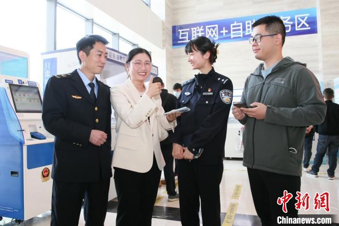 4月10日，安徽合肥，一家運(yùn)輸企業(yè)負(fù)責(zé)人在工作人員的指導(dǎo)下，使用小程序辦理車管業(yè)務(wù)?！『戏示焦﹫D