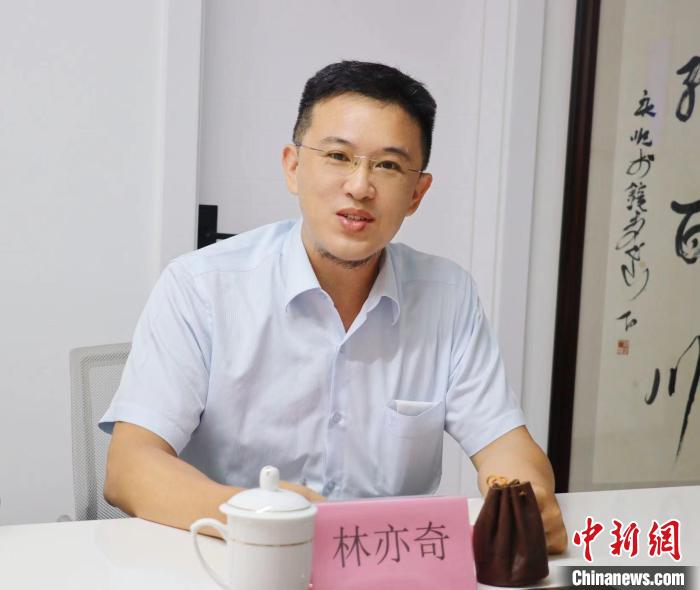 臺(tái)灣創(chuàng)新聯(lián)合建筑協(xié)會(huì)理事長林亦奇講述設(shè)立驛站愿景?！窃式?攝