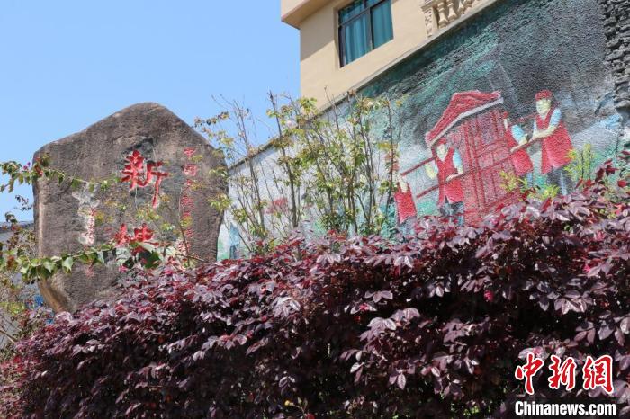 臺(tái)灣上趣開新團(tuán)隊(duì)改造蕉城區(qū)八都鎮(zhèn)新樓村時(shí)融入畬族元素。　褚子強(qiáng) 供圖