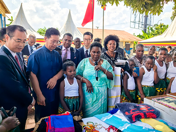 中國駐烏干達大使張利忠（右二）出席活動。 田雨攝