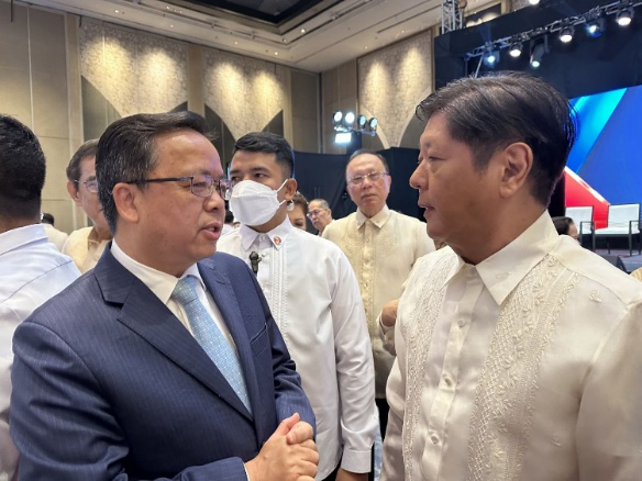 黃溪連大使與菲律賓總統(tǒng)馬科斯在會場上交談。中國駐菲律賓大使館供圖
