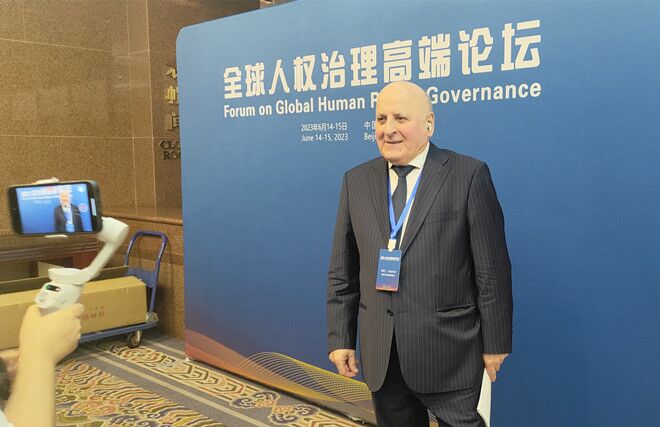 聯(lián)合國經(jīng)濟(jì)、社會及文化權(quán)利委員會副主席兼報(bào)告員、莫斯科國際關(guān)系學(xué)院國際法系主任阿斯蘭·阿巴希澤接受人民網(wǎng)記者采訪。圖片來源：視頻截圖