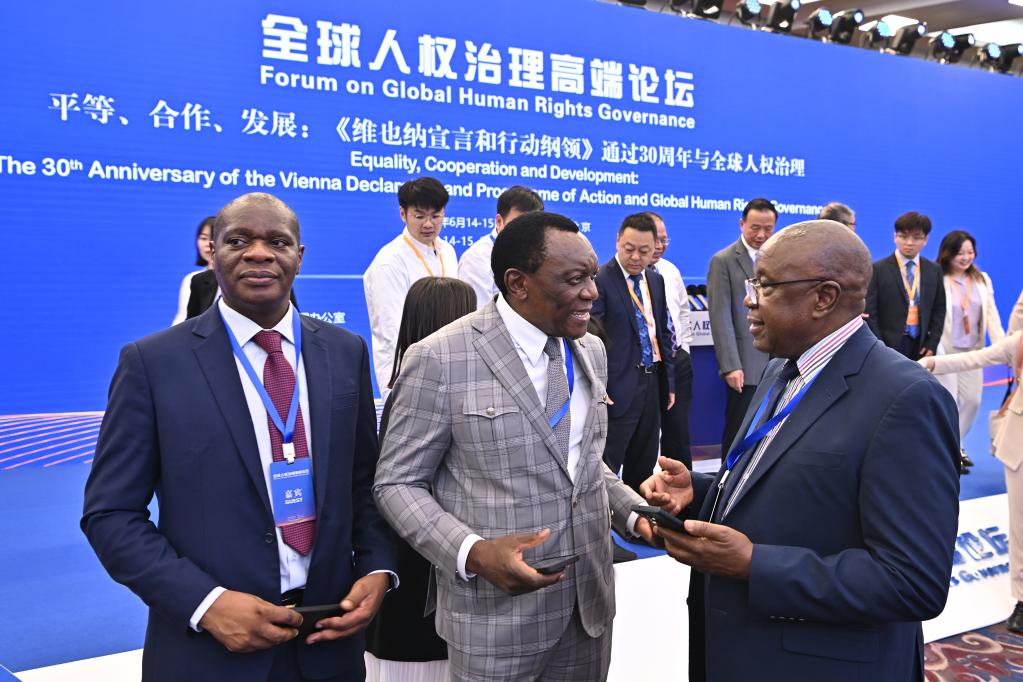 6月14日，與會者在論壇現(xiàn)場交流。新華社記者 李鑫 攝