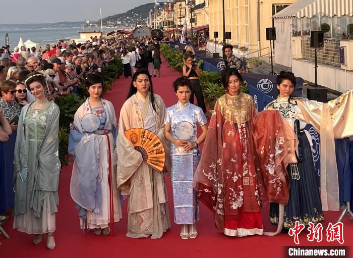 當(dāng)?shù)貢r間6月16日，2023年卡布爾電影節(jié)中國日活動舉行?！≈鬓k方供圖