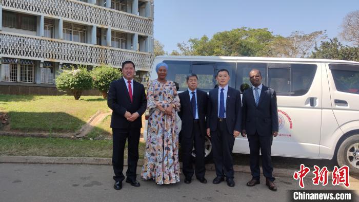 捐贈儀式現(xiàn)場?！∈茉L者供圖