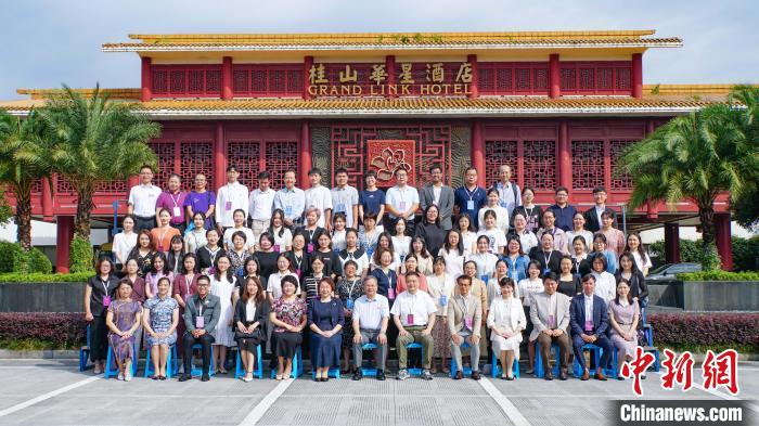 與會(huì)嘉賓合影留念?！×_詩慶 攝