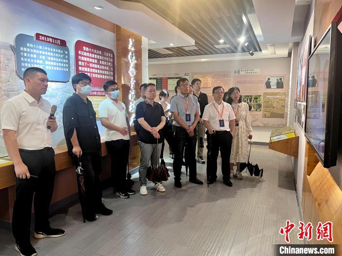 與會人員在后陳村走訪?！《做?攝