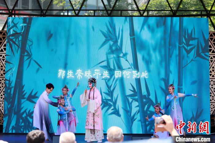 開幕式上舞臺展演之一《水舞昆韻》。