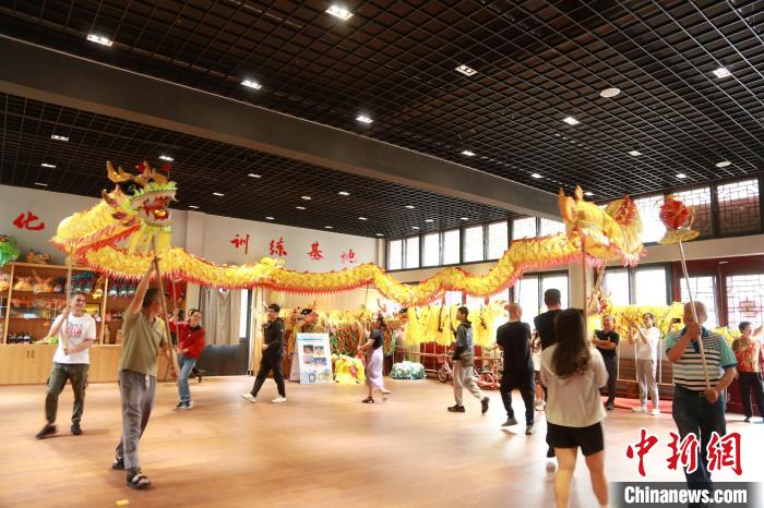 臺胞臺屬體驗舞龍。　周蔚娜供圖