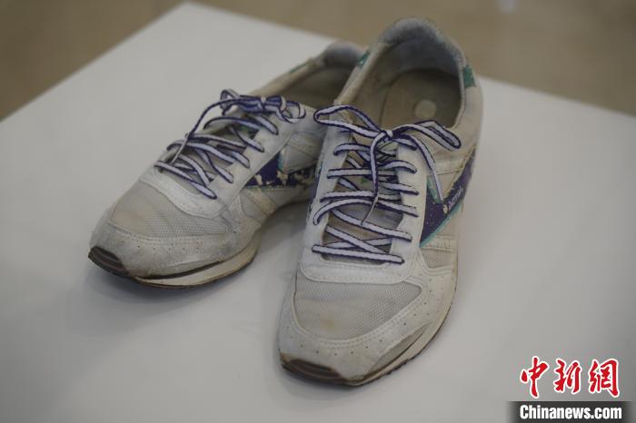 圖為展出的韓國前總統(tǒng)金泳三曾使用的慢跑鞋?！⑿?攝