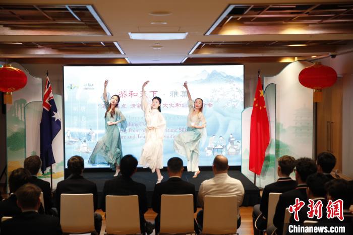 澳大利亞悉尼中學生參加“茶和天下”雅集文化體驗活動。圖為悉尼夕月組合的茶舞表演《福茶香飄》?！☆檿r宏 攝