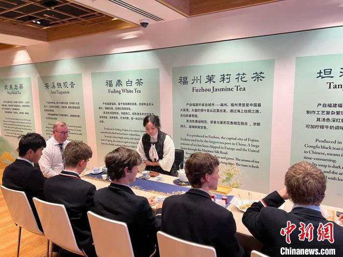 澳大利亞悉尼中學生參加“茶和天下”雅集文化體驗活動?！☆檿r宏 攝