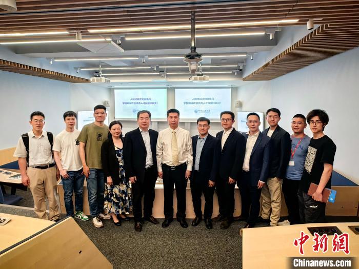 中國民航大學(xué)代表團在英交流情況?！≈鬓k方提供