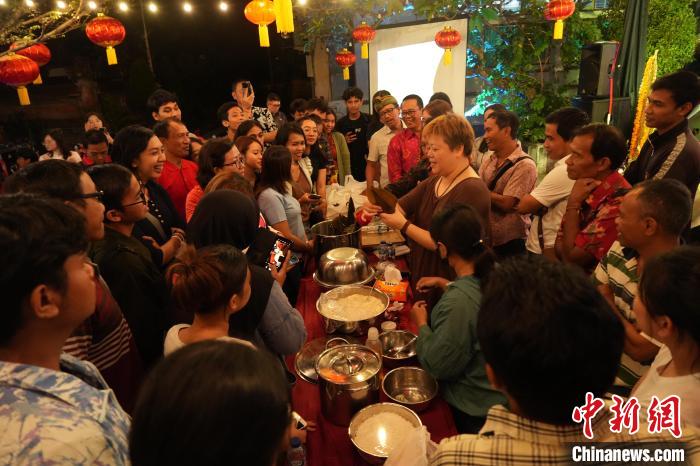 現(xiàn)場(chǎng)包粽子教學(xué)。陶暹光攝