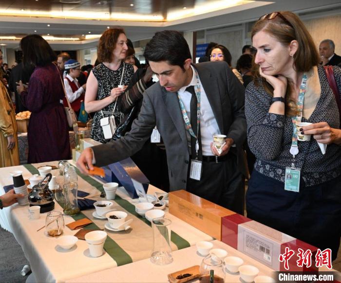 現(xiàn)場觀眾觀看中國展臺茶藝表演、了解茶文化?！【笜?攝