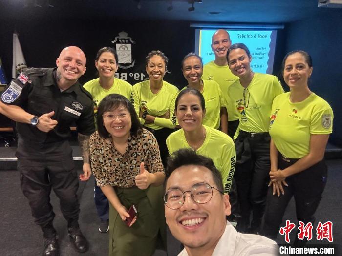 里約旅游警察上中文課?！±锛s熱內(nèi)盧天主教大學(xué)孔子學(xué)院供圖