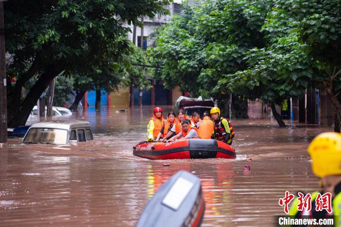7月4日，萬(wàn)州區(qū)五橋街道，消防救援人員用沖鋒舟救援轉(zhuǎn)運(yùn)被困群眾?！∪矫宪?攝