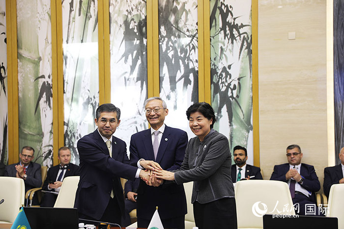 上合組織秘書處、哈駐華使館、上合組織睦鄰友好合作委員會(huì)簽署《聯(lián)合行動(dòng)計(jì)劃》。人民網(wǎng) 俄布拉依攝