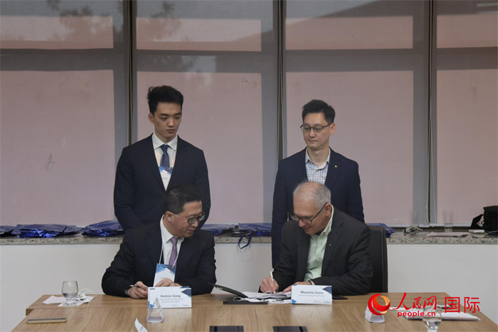 座談交流會(huì)上，中歐校友醫(yī)療健康產(chǎn)業(yè)協(xié)會(huì)與奧斯瓦爾多·克魯茲基金會(huì)簽署了合作備忘錄。人民網(wǎng)記者 時(shí)元皓攝