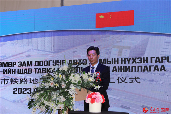 中鐵四局集團(tuán)國(guó)際事業(yè)部執(zhí)行經(jīng)理朱春峰致辭。人民網(wǎng)記者 霍文攝