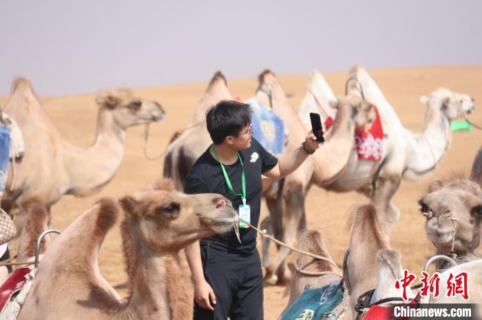 圖為臺(tái)胞體驗(yàn)大美內(nèi)蒙古。　托婭供圖