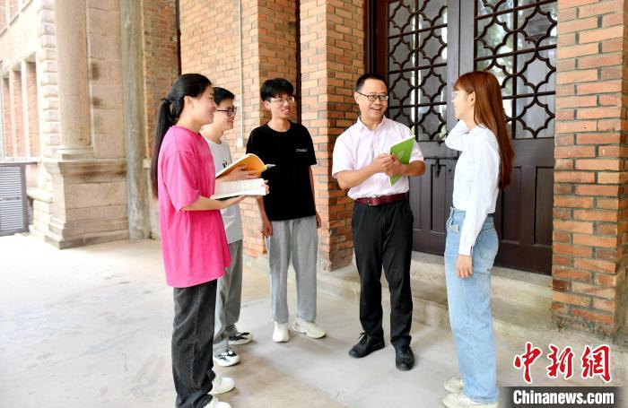 7月4日，臺(tái)灣教師陳昭志正在和學(xué)生交流?！蚊?攝