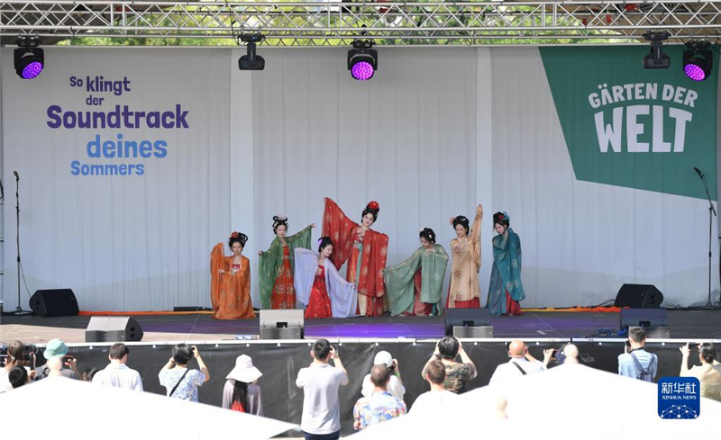 7月8日，在德國(guó)柏林世界公園，漢服愛(ài)好者進(jìn)行漢服展示。新華社記者 任鵬飛 攝