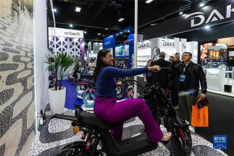 7月10日，在巴西圣保羅舉行的國際消費類電子及家用電器產(chǎn)品展覽會上，參觀者體驗一款電動自行車。新華社記者 王天聰 攝