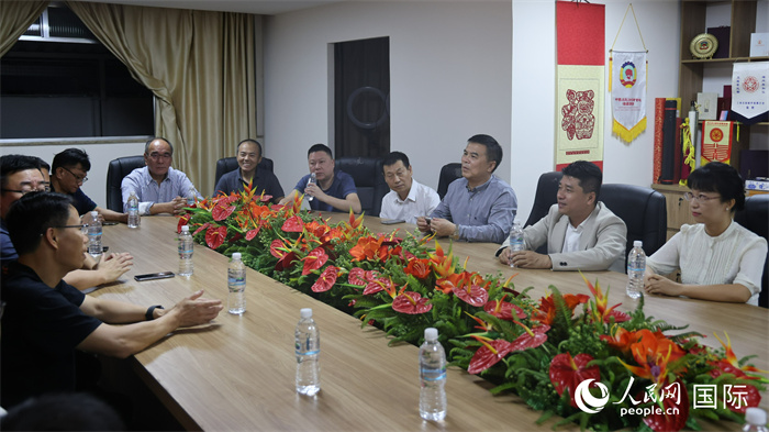 與會代表進行座談交流。(人民網(wǎng)記者 時元皓攝)