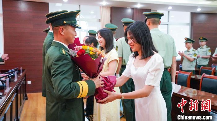 軍屬向晉升警官獻(xiàn)花。　張煜梁 攝
