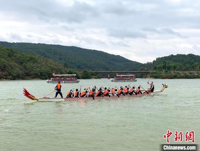 圖為龍舟賽活動(dòng)?！￡愳o 攝