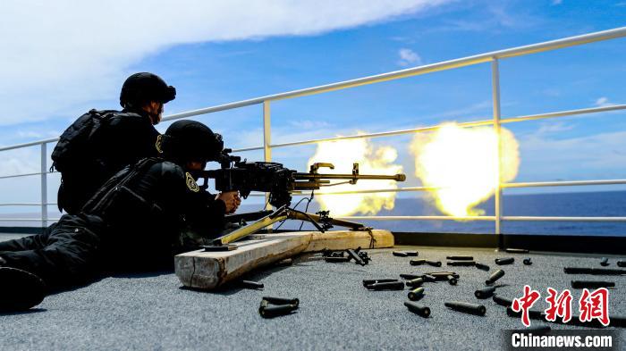 “和平方舟”號醫(yī)院船在西太平洋海域進(jìn)行反恐反海盜演練。圖為火力組隊員進(jìn)行警告射擊?！⌒煳?攝