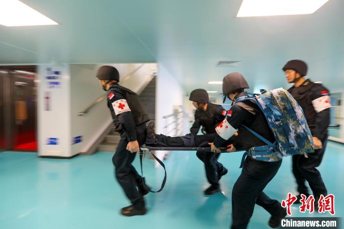 “和平方舟”號醫(yī)院船在西太平洋海域進(jìn)行反恐反海盜演練。圖為醫(yī)療救護(hù)組在轉(zhuǎn)運(yùn)“傷員”?！⌒煳?攝