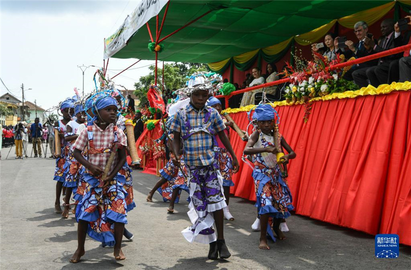 7月12日，演員在圣多美和普林西比圣多美島瓜達盧佩鎮(zhèn)舉行的獨立日慶典活動上表演。新華社記者 韓旭 攝