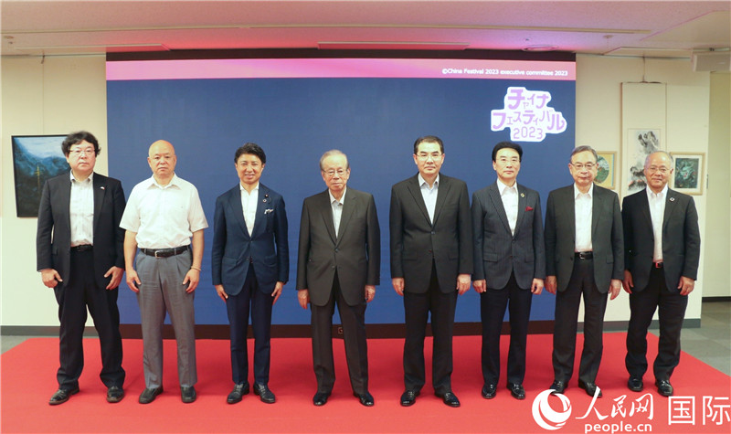 主辦方代表合影。人民網(wǎng) 許可攝