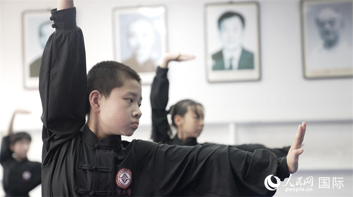 正在練習(xí)劈掛拳的武術(shù)學(xué)童。人民網(wǎng)記者 袁蒙攝