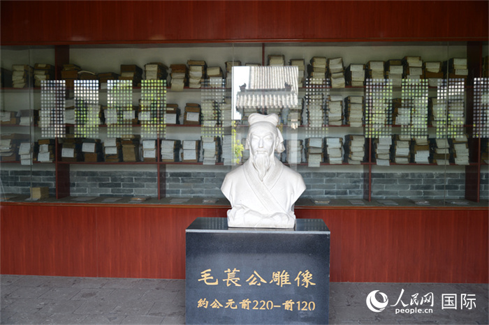 河間詩經(jīng)齋毛萇雕像。雕像后書櫥中陳列的是歷代各版本《詩經(jīng)》及譯本。 人民網(wǎng) 趙昭攝