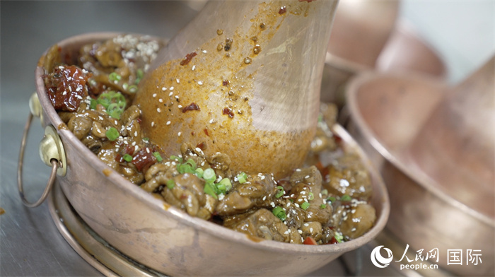 滄州火鍋雞。人民網(wǎng)記者 袁蒙攝