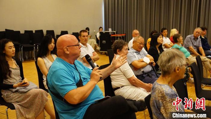 圖為現(xiàn)場觀眾提問?！“亓种袊幕行墓﹫D