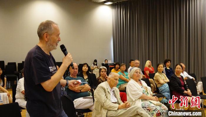 圖為現(xiàn)場觀眾提問?！“亓种袊幕行墓﹫D