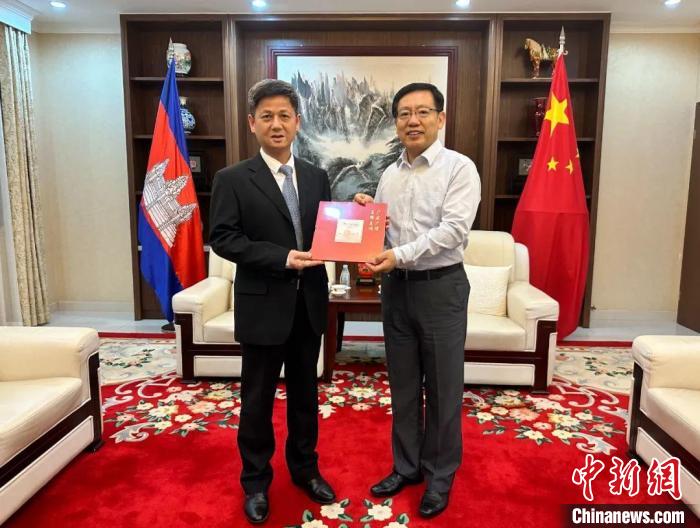 7月12日下午，中國(guó)駐柬埔寨大使王文天在金邊會(huì)見援柬中醫(yī)醫(yī)療隊(duì)。　中國(guó)駐柬埔寨大使館微信公眾號(hào) 攝