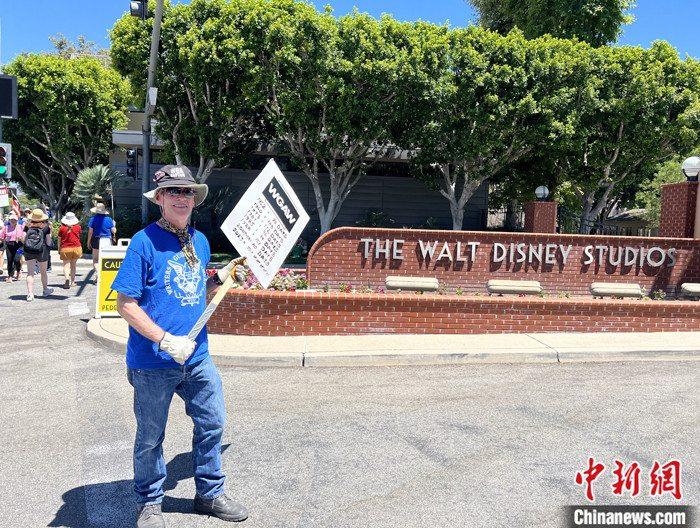 當(dāng)?shù)貢r間7月14日上午，華納兄弟、迪士尼等美國影視娛樂產(chǎn)業(yè)巨頭總部門前，有成百上千的人高舉“罷工”標語牌游行示威。由于未能與美國電影和電視制片人聯(lián)盟(AMPTP)就新合同達成協(xié)議，擁有約16萬名會員的好萊塢三大工會之一美國影視演員協(xié)會(SAG-AFTRA)發(fā)起罷工，于14日起在洛杉磯和紐約的十余家制片公司外示威游行。 <a target='_blank' href='/'><p  align=