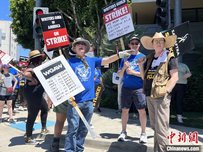 當(dāng)?shù)貢r間7月14日上午，華納兄弟、迪士尼等美國影視娛樂產(chǎn)業(yè)巨頭總部門前，有成百上千的人高舉“罷工”標語牌游行示威。由于未能與美國電影和電視制片人聯(lián)盟(AMPTP)就新合同達成協(xié)議，擁有約16萬名會員的好萊塢三大工會之一美國影視演員協(xié)會(SAG-AFTRA)發(fā)起罷工，于14日起在洛杉磯和紐約的十余家制片公司外示威游行。 <a target='_blank' href='/'><p  align=