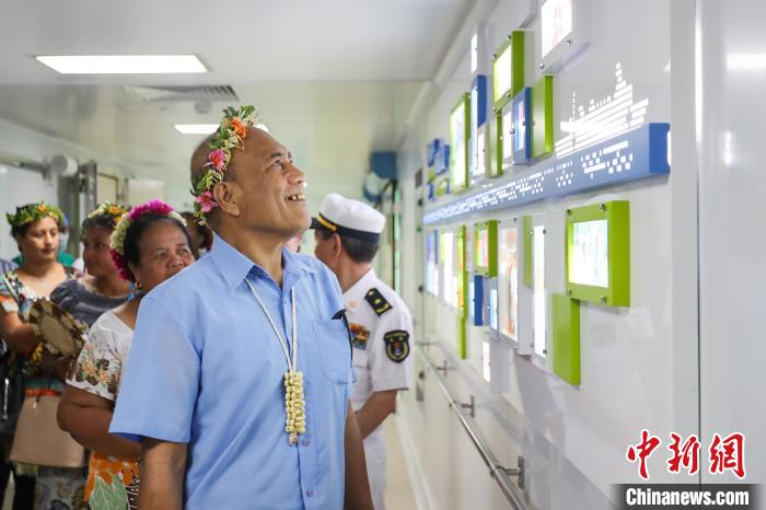 基里巴斯總統(tǒng)等政要參觀海上醫(yī)院?！⌒煳?攝